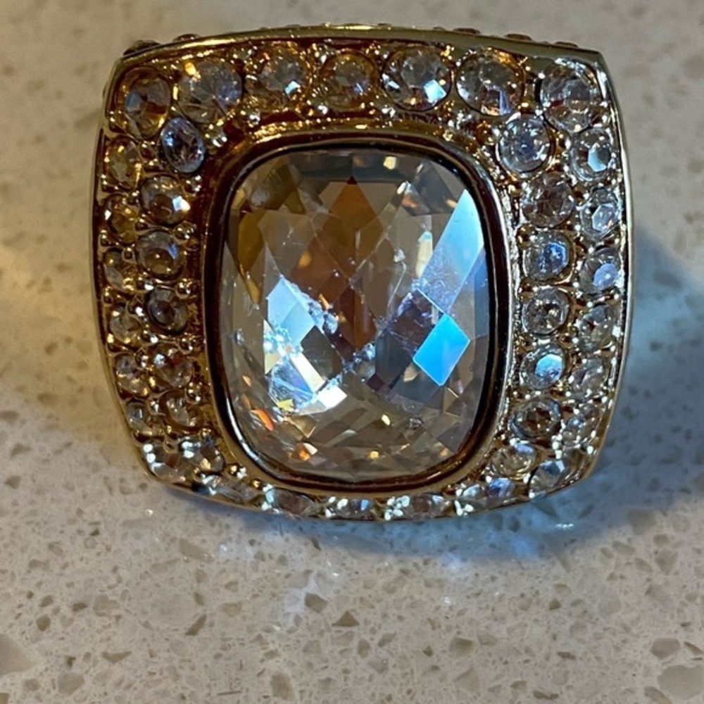 Stunning large statement ring size 8 it’s a mix of citrine and clear crystals